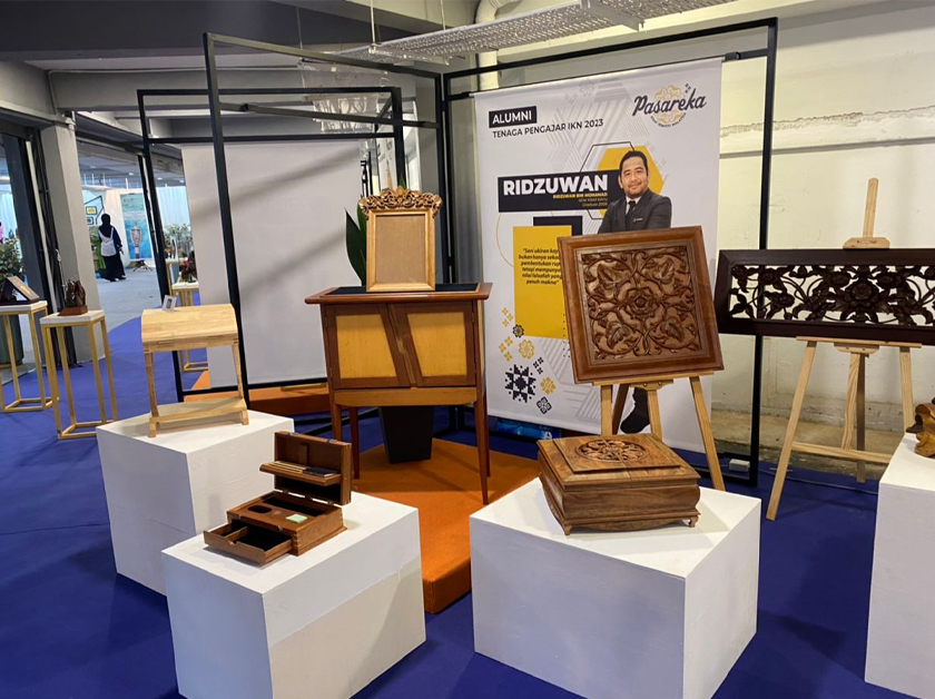 Produk kraf dipamerkan kepada pengunjung oleh pereka kraf tempatan. Gambar: Astro AWANI