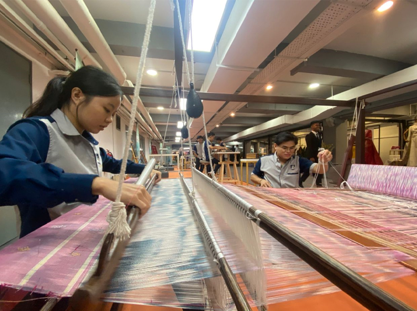 Penuntut IKN turut mempamerkan seni kreatif kepada pengunjung. Gambar: Astro AWANI