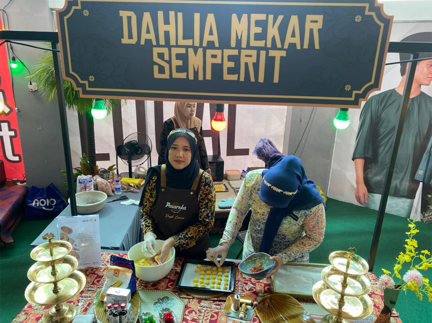 Projek Camca salah satu pengisian interaktif buat pengunjung mengetahui pembuatan kuih tradisional menggunakan produk kraf. Gambar: Astro AWANI