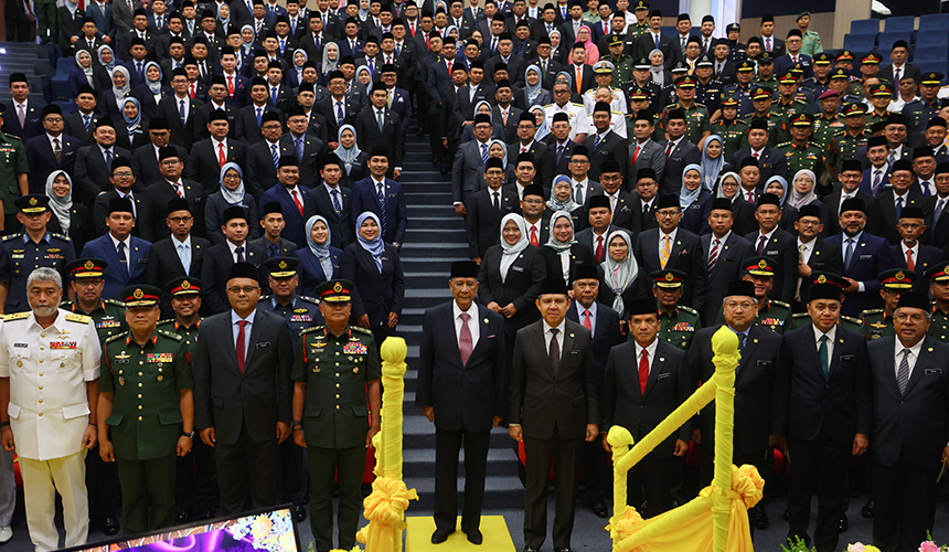  Sultan Kedah Al-Aminul Karim Sultan Sallehuddin Sultan Badlishah (tengah) berkenan bergambar bersama peserta pada Majlis Penutup Kursus Minggu Eksekutif 2023 di Pusat Pengajian Pertahanan Nasional (PUSPAHANAS) hari ini. - Foto Bernama