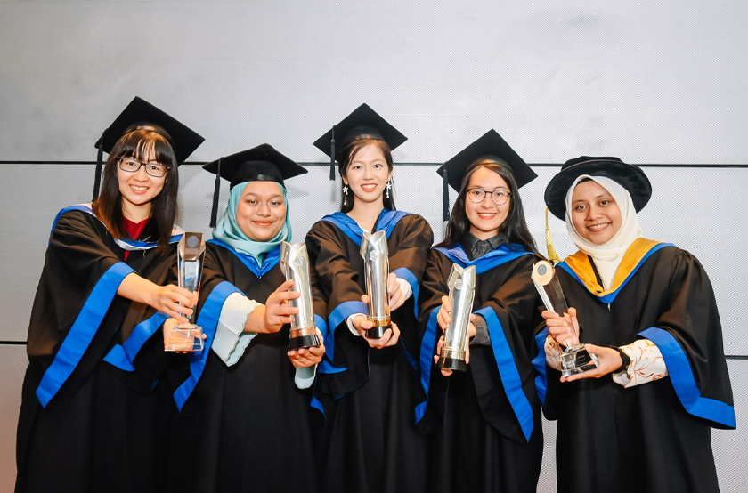 Dari kiri: Penerima anugerah khas di Majlis Konvokesyen UTP ke-23, Arina Kho Chiaw Sen, Fatin Fakhira Fahrurazi, Jocelyn Teh Shuang Ru, Amanda Yap Yi Tong dan Amni Haslinda Alpandi.