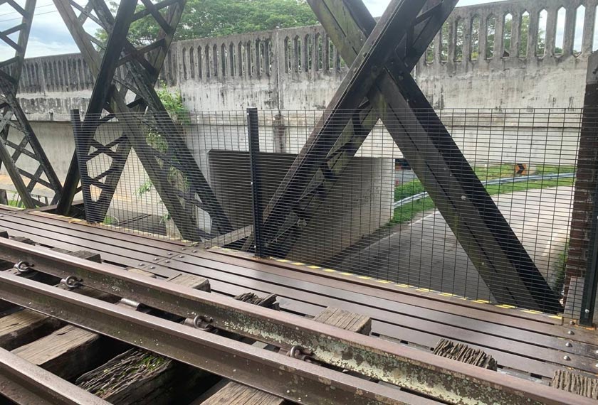 Antara ciri-ciri keselamatan di Jambatan Victoria yang ditambah baik bagi mengurangkan risiko bahaya khusunya kepada penunggang motosikal. - Astro AWANI