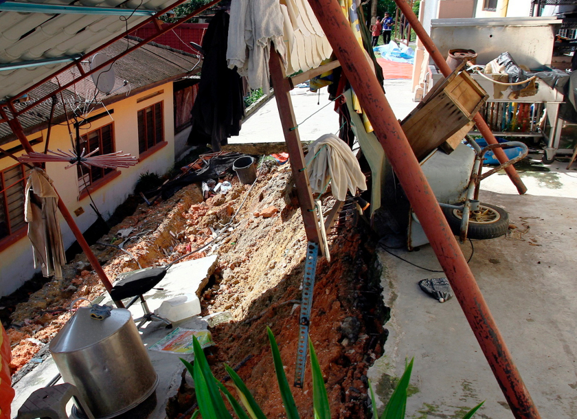 Keadaan kawasan runtuhan tebing dalam kejadian hujan lebat petang Selasa di rumah Zaidi, di Kampung Dato Ahmad Said Tambahan Baru 1, Gugusan Manjoi, Ipoh, 8 Nov 2023. -- fotoBERNAMA 