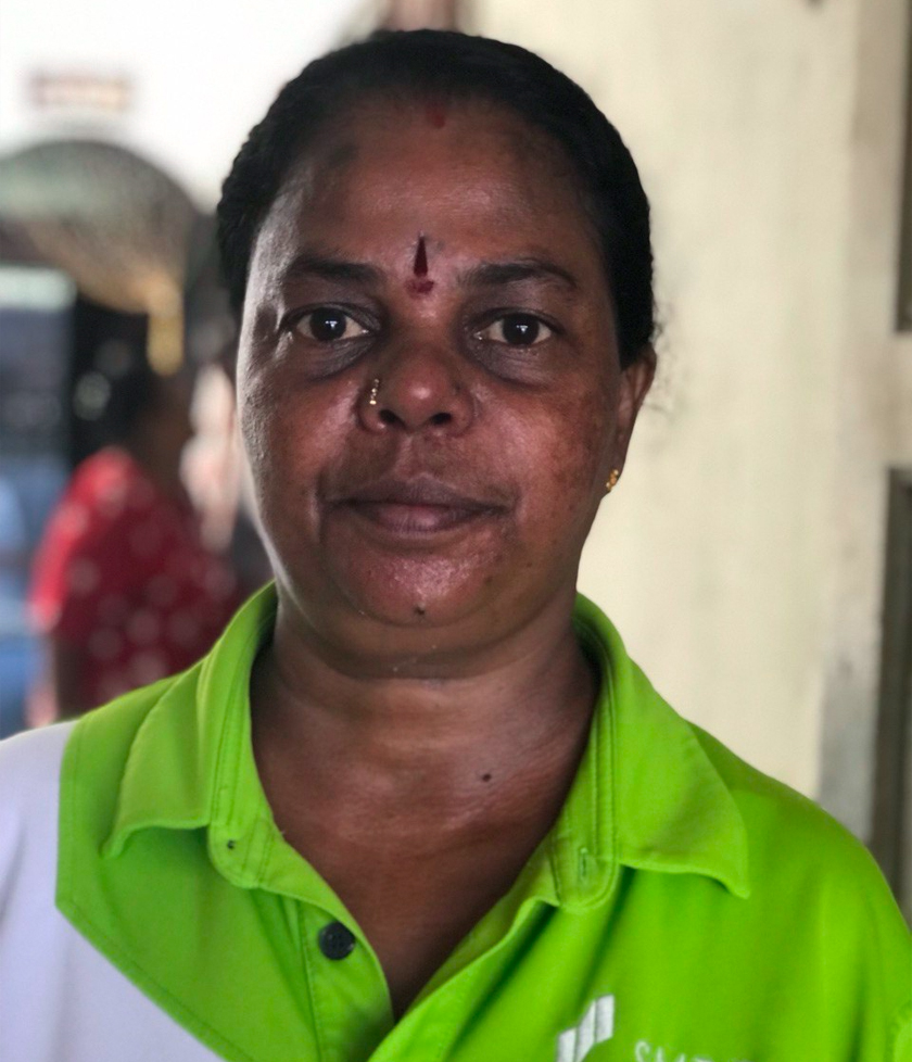 MUNIMAH: Saya sudah siap muruku untuk dibawa ke rumah anak di Ulu Tiram, Johor dan cadangnya saya hendak buat satu lagi kuih raya tetapi tidak sempat. - Foto Astro AWANI