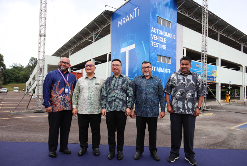 (Dari kiri) Timbalan Ketua Setiausaha MOSTI, Safuan Zairi; Chang Lih Kang, Timbalan Menteri Pengangkutan, Datuk Hasbi Habibollah; dan Ketua Pegawai Eksekutif MRANTI, Datuk Dr Rais Hussin pada majlis pelancaran MRANTI AV VL di Taman MRANTI, Kuala Lumpur hari ini.