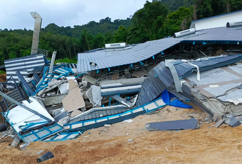 Keadaan bangunan yang runtuh di Pulau Perhentian pada pagi Khamis. -Gambar Astro AWANI