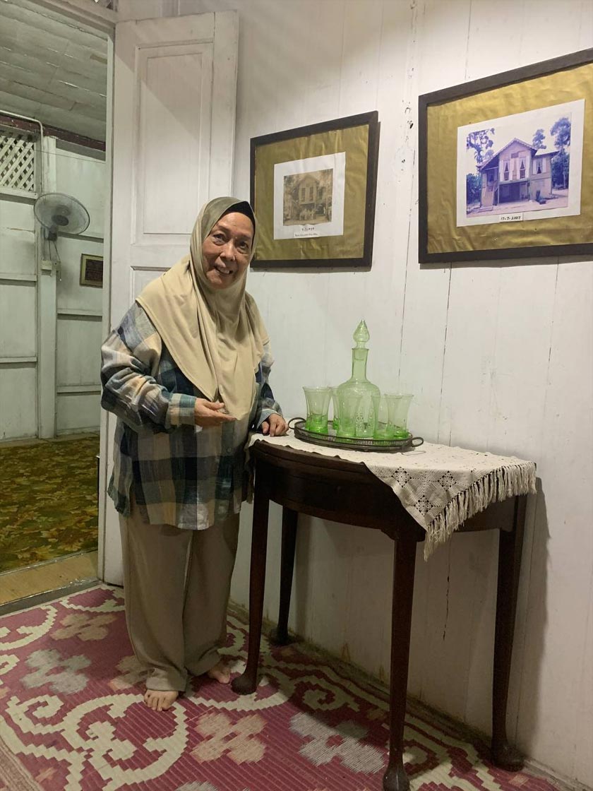 Nadimah menunjukkan antara koleksi yang terdapat di rumah kuning.