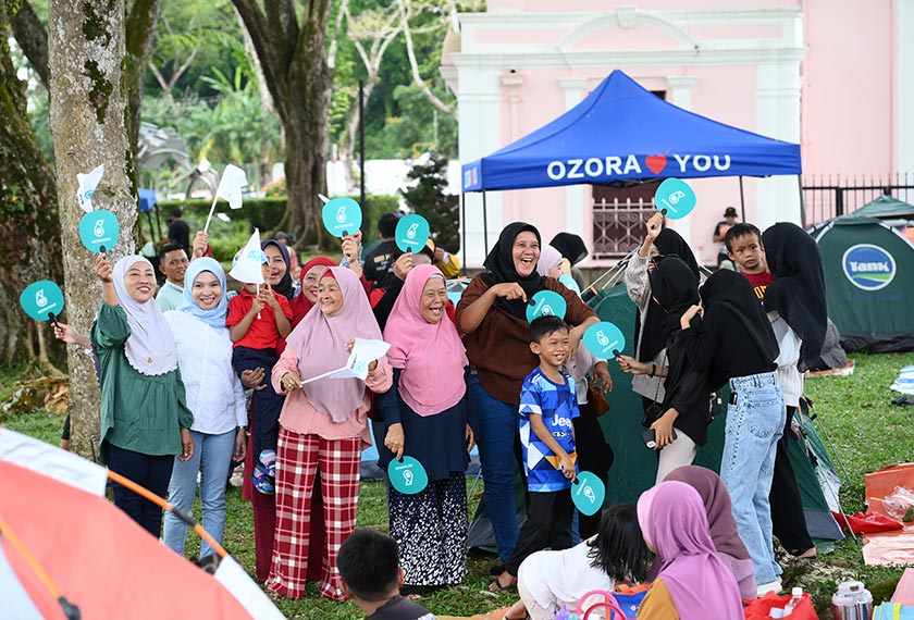Orang ramai hadir menyaksikan Sarawak Regatta 2023.