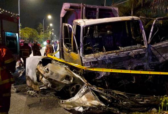 Tiga bersaudara rentung, kereta dinaiki rempuh lori sampah | Awani