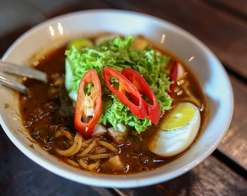 Hidangan menu Mee Kari Kuah Laksa yang menarik perhatian pelanggan di Ah Mat Cafe baru-baru ini. - Foto BERNAMA
