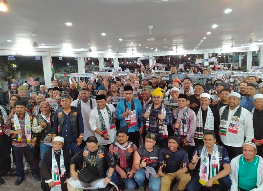 Awie (berdiri, lima dari kanan) bersama tetamu jemputan dan peserta konvoi merakam kenangan sempena program Solidarity Ride Free Palestine WMGS Asean ke Masjid Negeri Perak di Masjid Sultan Idris Shah II di Ipoh, pada Isnin. - Foto Sinar Harian