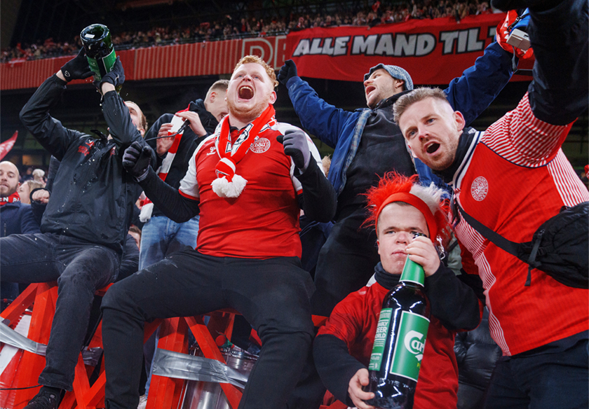Penyokong Denmark meraikan kejayaan pasukan mereka memenangi pusingan kedua Kumpulan H aksi Kelayakan Euro 2024 antara Denmark and Slovenia di Stadium Stadium, Copenhagen, 17 Nov 2023. (Foto AP)
