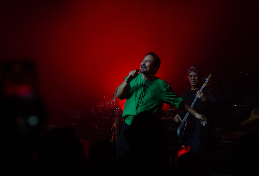 Empat dekad dalam bidang muzik, M.Nasir tetap menampilkan persembahan mantap dan bertenaga sepanjang tiga jam konsert. - Gambar oleh Khalil Makata