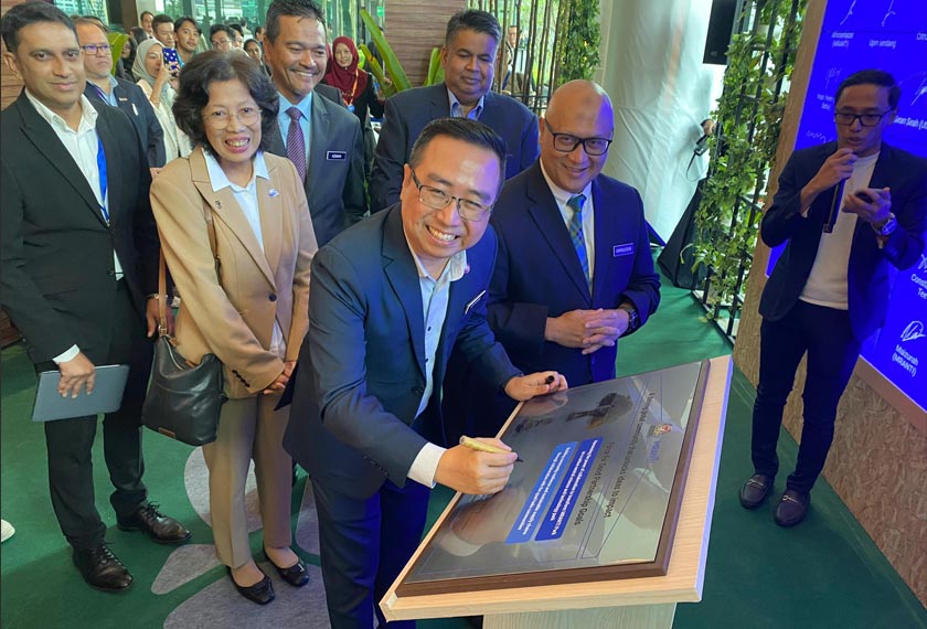 Menteri MOSTI, Chang Lih Kang, menandatangani plak simbolik dalam Persidangan I-Nation anjuran MRANTI di Bangsar ibu negara pada Isnin. Gambar: Astro AWANI