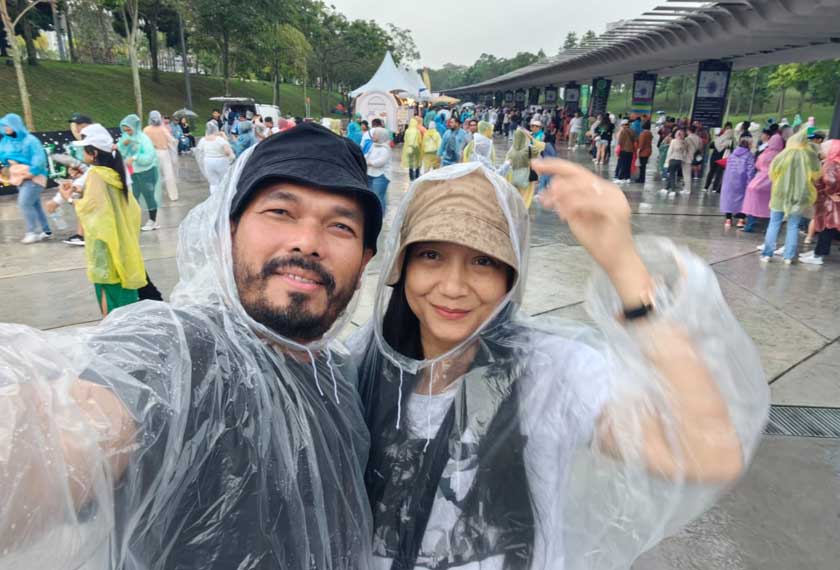 Azali Abdullah, 53, dan isteri Ila Ahmad, 55, antara ribuan peminat tegar Coldplay yang tiba di Stadium Nasional Bukit Jalil bagi menyaksikan konsert siri jelajah Music Of The Spheres World Tour, malam ini. 