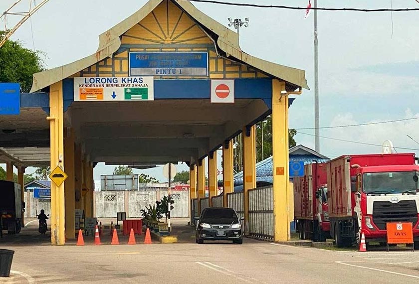 Peniaga di zon bebas cukai Rantau Panjang mendakwa pendapatan terjejas apabila pintu satu dan tiga di Pusat Pemeriksaan Jabatan Kastam ditutup bermula jam 10 malam hingga 6 pagi sejak Nov 2022. - Foto Sinar Harian