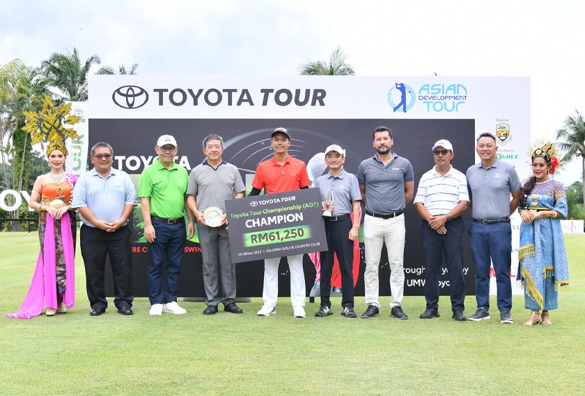 Pemain Thailand, Suttinon Panyo, pemenang Kejohanan Jelajah Toyota 2023 bersama Pengerusi UMW Toyota Motor, Takashi Obata (sebelah kiri Suttinon) dan Pengurus Besar Pemasaran UMW Toyota, Nicky Lim (lelaki kanan sekali)