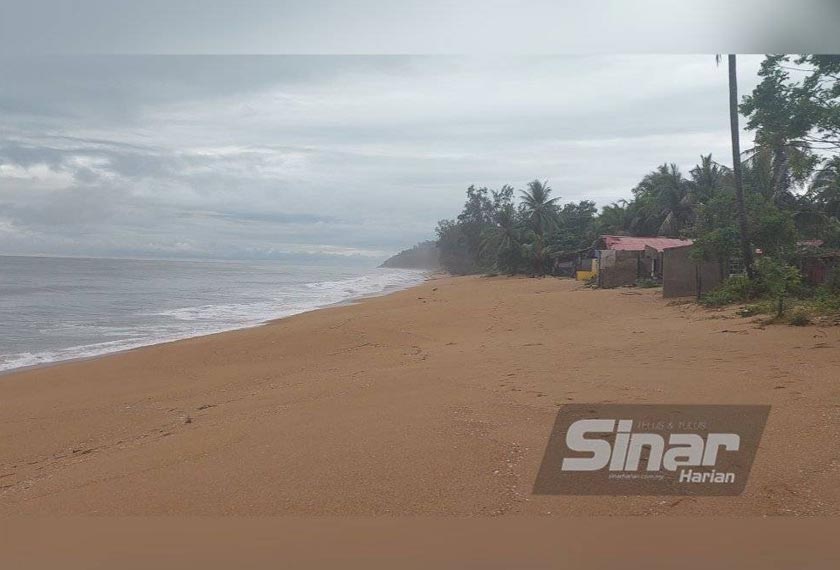 Keadaan rumah yang ditinggalkan dan mula runtuh berhampiran pantai di Kampung Geliga Besar. - Foto Sinar Harian