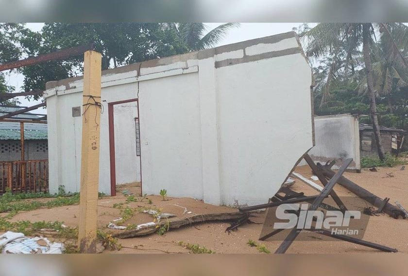 Keadaan rumah yang roboh akibat dibadai ombak besar. - Foto Sinar Harian