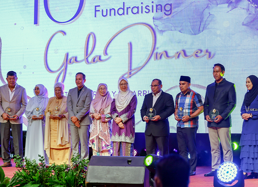 Dr Wan Azizah bersama para penerima Anugerah Dasawarsa Sahabat IKN pada Majlis Makan Malam Amal IKN malam tadi. Turut kelihatan, Dr Zaliha dan Pengarah IKN Dr Mohd Anis Haron @ Harun (empat, kiri). -- fotoBERNAMA