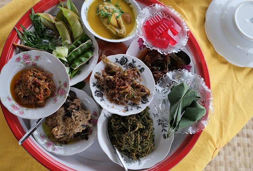 Juadah masakan kampung yang ditawarkan oleh Rumah Atap Kuning dihidangkan di dalam talam secara tradisional ketika tinjauan di Bukit Lada Sayong baru-baru ini. --fotoBERNAMA