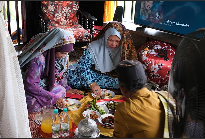 Ada pelanggan sanggup datang dari Kulim, Kedah, memandu lebih 100km semata-mata mahu merasai suasana makan di rumah zaman dahulu sambil menikmati keindahan kampung. --fotoBERNAMA