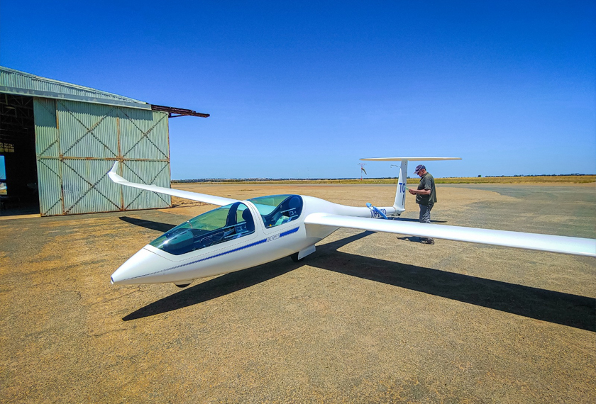 Semasa membuat senarai semak pertama dengan pesawat glider kami VH-GTO (Golf Tango Oscar).