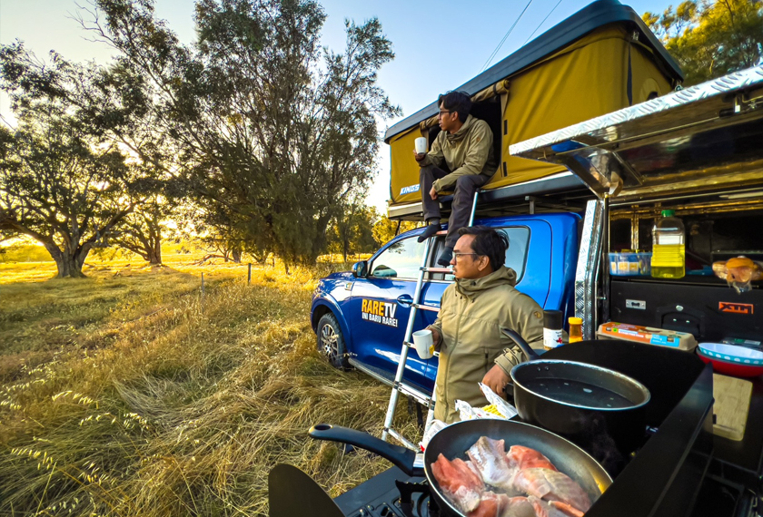 Inilah hentian sarapan kami di pinggir sebuah ladang gandum yang telah dituai.