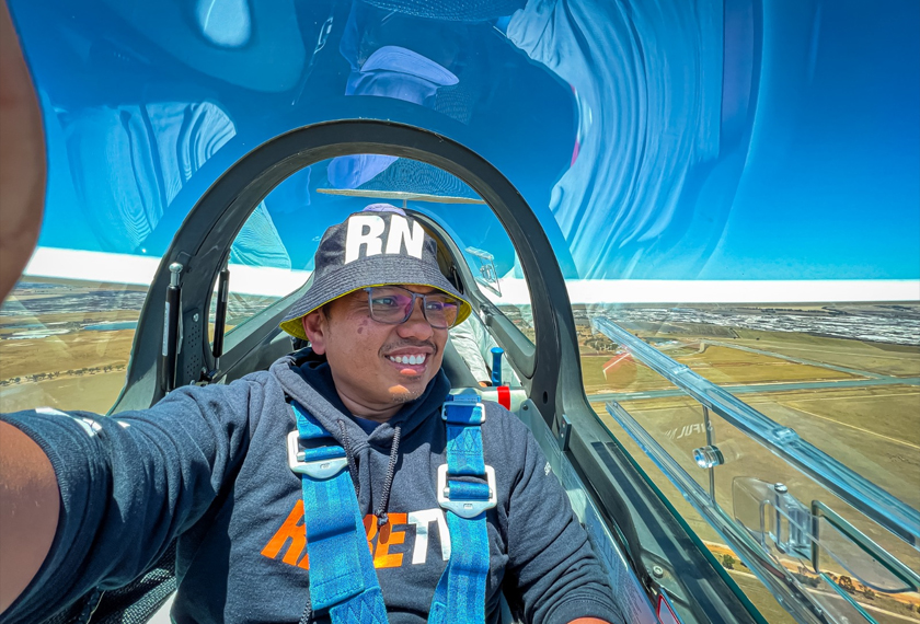 Pengalaman yang tiada taranya apabila berjaya menerbangkan pesawat tidak berenjin ini ke udara dan turun sehingga pendaratannya.