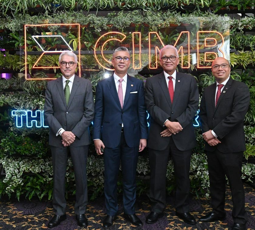 Barisan kepimpinan CIMB bersama Menteri Perdagangan Antarabangsa dan Industri, Tengku Datuk Zafrul Tengku Abdul Aziz.
