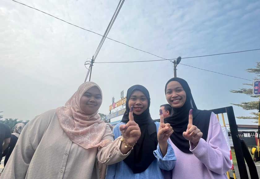 Nur Iffah Imanina Mohd Noor Azelee (tengah) turut balik kampung untuk laksana tanggungjawab.,