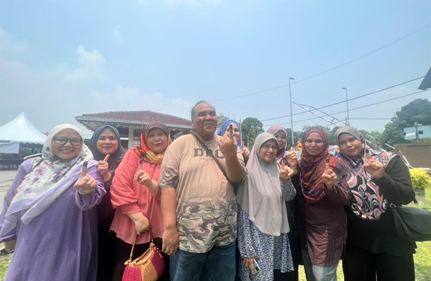 Zaffarul bersama-sama ahli keluarga turut menjalankan tanggungjawab sebagai pengundi dalam PRK Pelangai yang berlangsung hari ini. - Foto Astro AWANI
