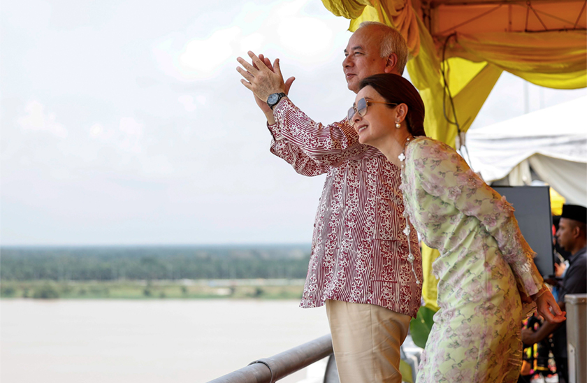 Sultan Perak Sultan Nazrin Shah dan Raja Permaisuri Perak Tuanku Zara Salim berkenan melihat demonstrasi pasukan keselamatan pada Majlis Perasmian Jambatan Bagan Datuk hari ini. - Foto Bernama