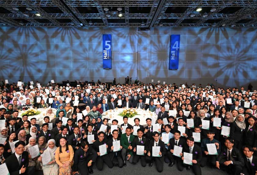 Pengerusi PETRONAS, Tan Sri Mohd Bakke Salleh (duduk, tengah) bersama 600 penerima tajaan pendidikan PETRONAS.