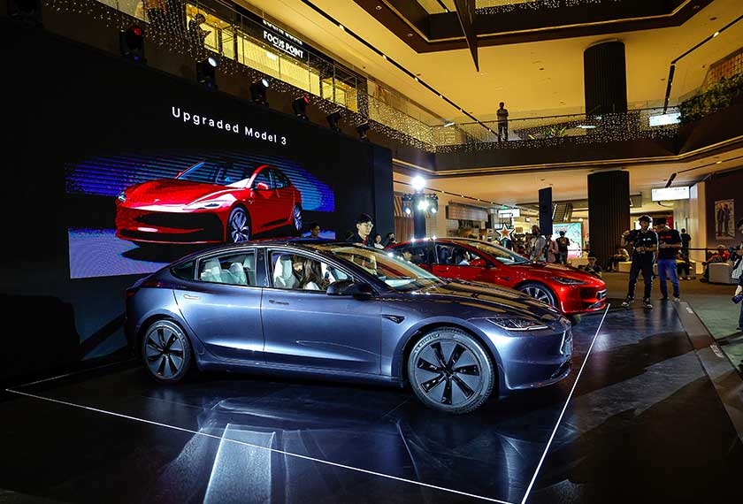 Kenderaan elektrik terbaharu ‘Model 3’ buatan Tesla diperkenalkan kepada awam hari ini dan pembukaan ‘Tesla Experience Centre’ yang pertama di Malaysia, di Pavilion Damansara Heights hari ini. - BERNAMA