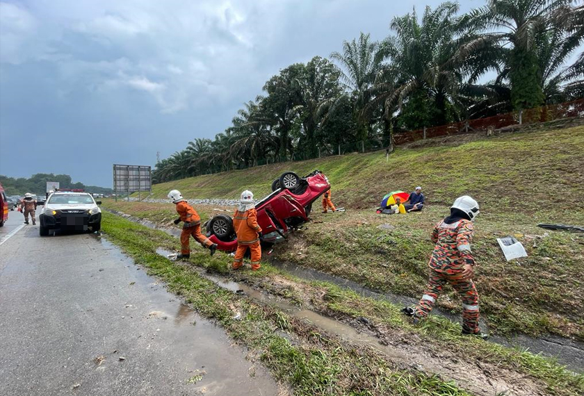 Kemalangan melibatkan sebuah kenderaan pacuan empat roda jenis Mitsubishi Triton, tiga buah kereta jenis Toyota Altis, Proton Persona dan Perodua Myvi serta dua buah motosikal jenis Honda EX5 dan Yamaha LC. - Foto JBPM