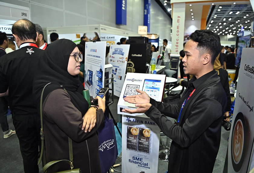 Pavillion Affin Bank di SIBS 2023 memberi peluang kepada pengunjung meneroka pelbagai program dan penyelesaian yang ditawarkan.