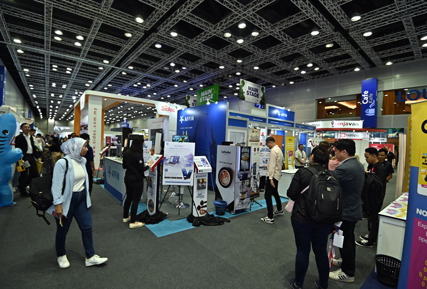 Pavillion Affin Bank di SIBS 2023 memberi peluang kepada pengunjung meneroka pelbagai program dan penyelesaian yang ditawarkan.