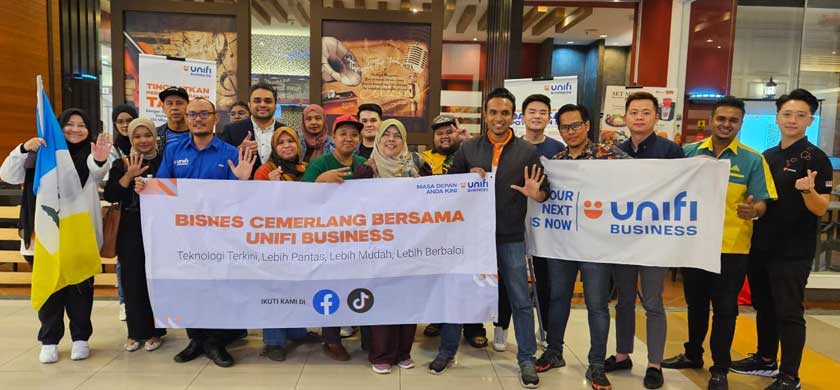 Kelvin (tujuh, kiri) bergambar kenangan bersama Pelanggan Unifi Business ketika sesi Bisnes Cemerlang bersama Unifi Business.