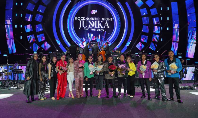 Judika bergambar bersama penyanyi yang turut menjayakan konsert Rockmantic Night Judika And The Gang antaranya Marsha, Shila Amzah dan Haqiem Rusli