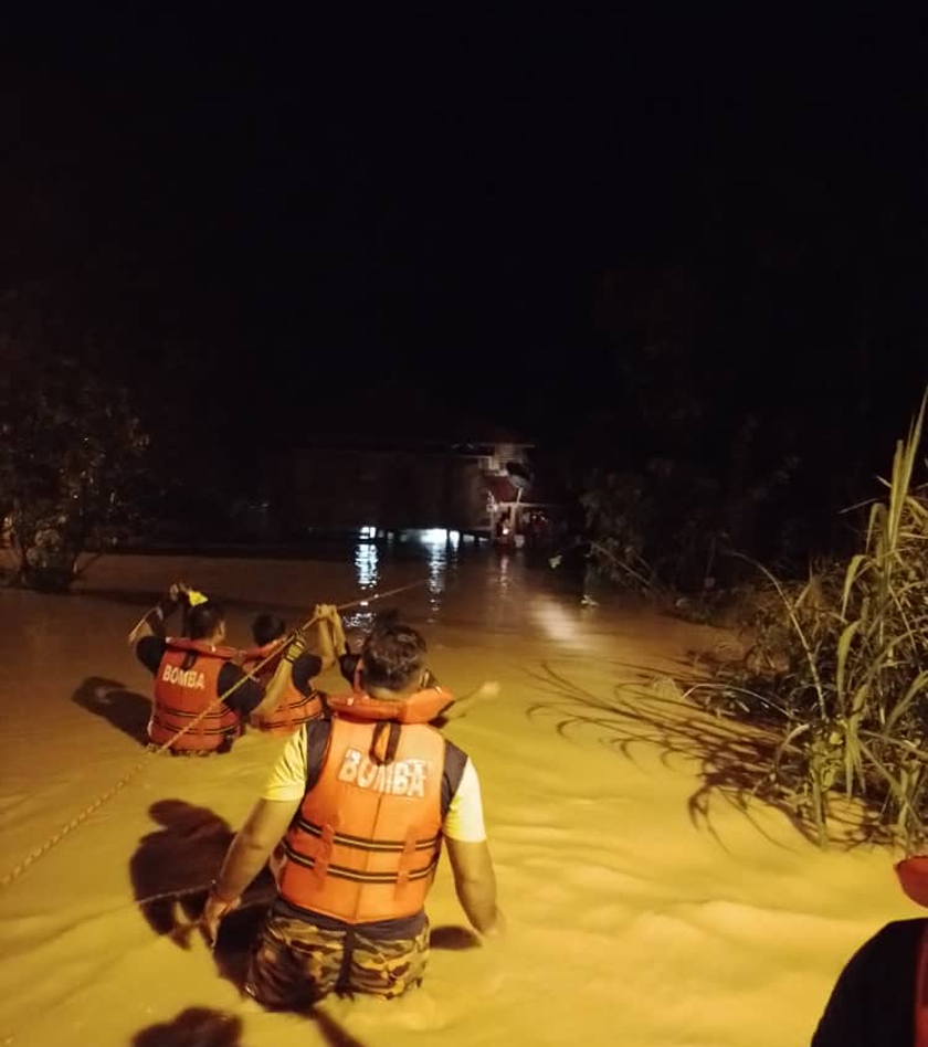 Keadaan banjir kilat yang melanda Kampung Lubuk Tualang dan Kampung Bendang Temiat. - Foto JBPM