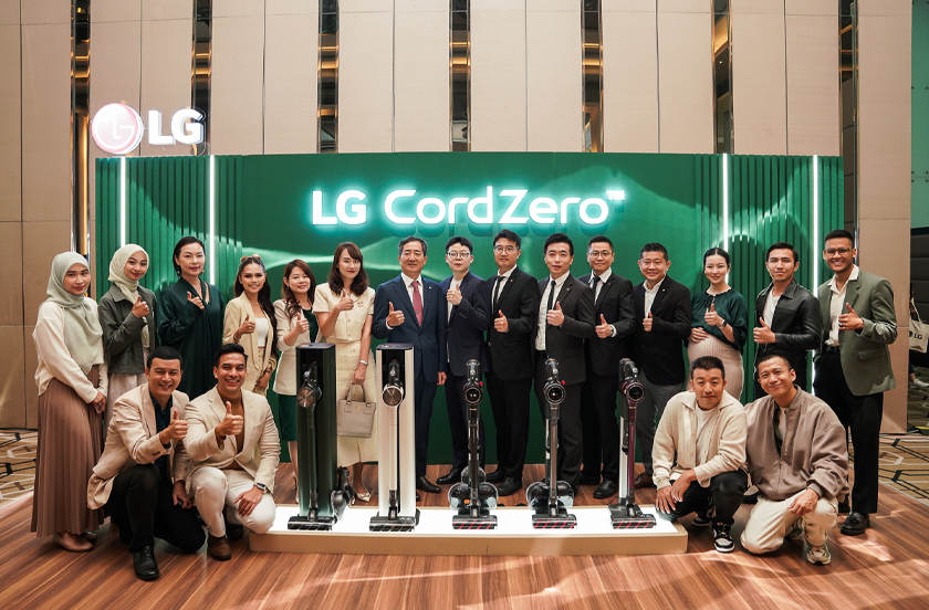 Pengarah Urusan LG Electronics Malaysia, Justin Choi dan Pengarah Produk LG Electronics Malaysia, Jihye Kim bersama jemputan khas pada majlis pelancaran LG Cordzero™ All-in-One Tower™ di Bangsar tempoh hari.