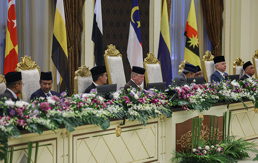 Sultan Johor Sultan Ibrahim Almarhum Sultan Iskandar (empat, kiri) berkenan mempengerusikan Mesyuarat Majlis Raja-Raja ke-262 yang berlangsung di Istana Negara hari ini. - Foto Bernama