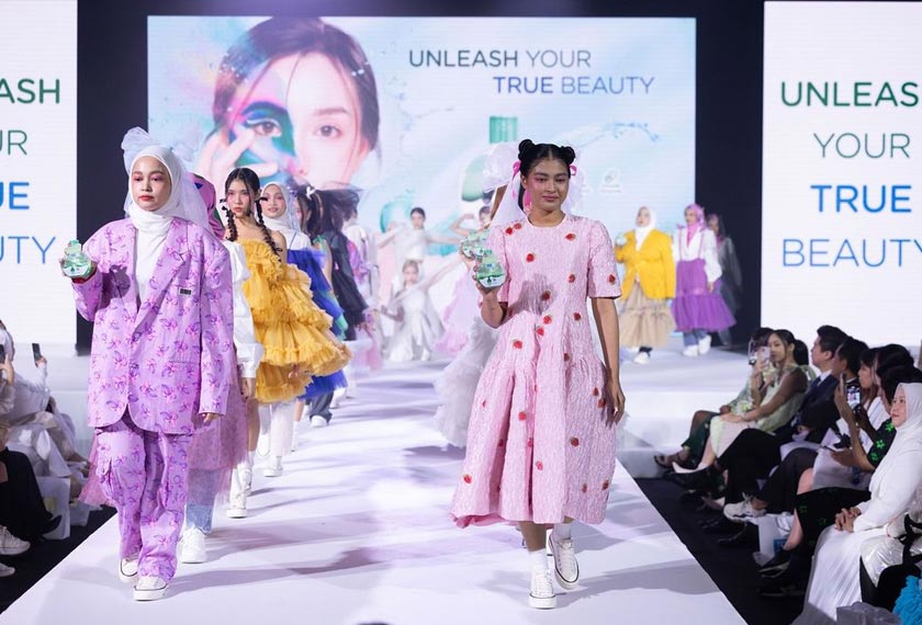 Ia dirumus khas dengan ramuan skincare yang membantu menjadikan kulit lebih lembut, licin, dan lembap selepas menanggalkan makeup.