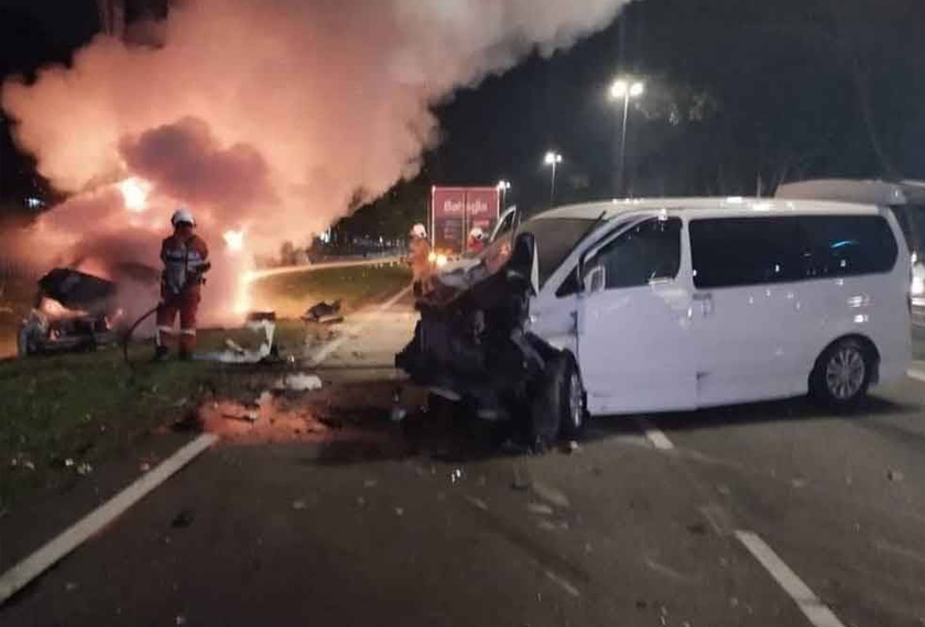 Anggota bomba memadam kebakaran kereta yang terlibat kemalangan dengan sebuah MPV di Jalan Batu Pahat-Mersing dekat Kluang pada Sabtu. - Foto ihsan bomba Johor