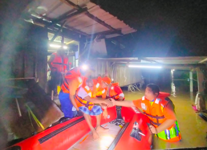 Anggota APM membantu memindahkan mangsa banjir untuk ditempatkan di PPS. - Astro AWANI