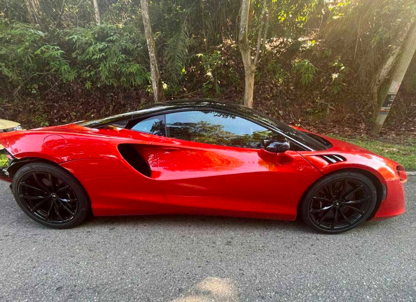 Antara kereta Maclaren M4 yang terlibat kemalangan. - Foto Sinar Harian