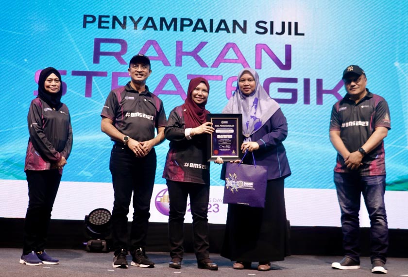 Datuk Norliza Abdul Rahim menyampaikan sijil penghargaan kepada salah satu rakan strategik BMS 2023.
