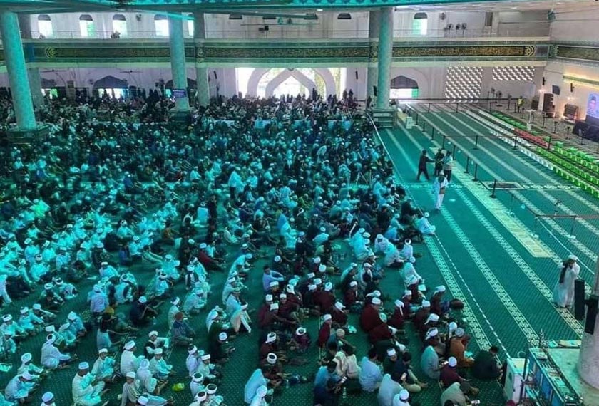 Pengunjung membanjiri ceramah Ustaz Abdul Somad di Masjid Al-Kauthar, Tawau, pada Sabtu. - Gambar Facebook My Sabah.