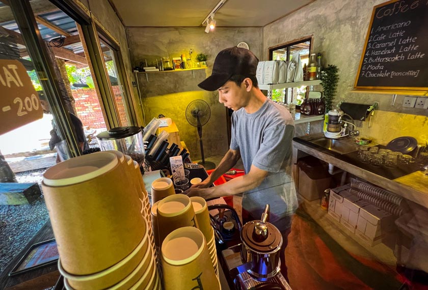 Memulakan hari dengan menikmati kopi.